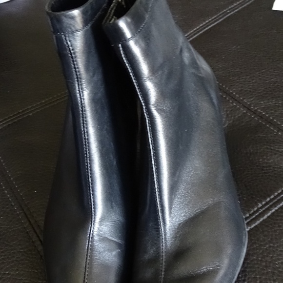 LIKE NEW ROCKPORT WOMENS SPIKED HEELED ANKLE  LEATHER BOOTS - Picture 2 of 3